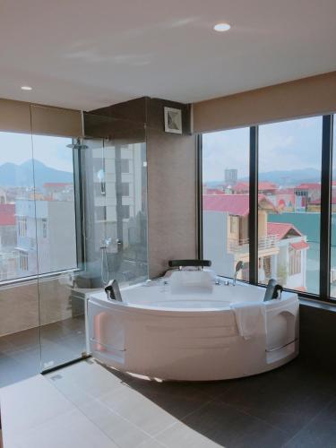 Bathroom, Muong Thanh Luxury Lang Son Hotel in Lang Son