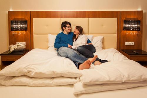 1 queen bed, 1 sofa bed
