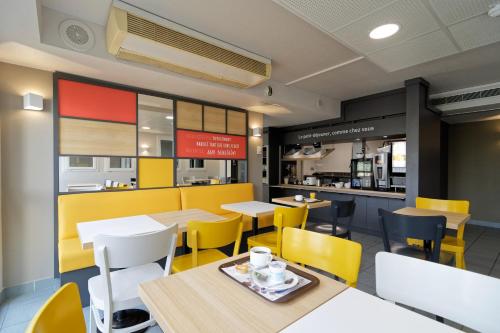 B&B HOTEL Châteauroux Aéroport - Tap to explore photos