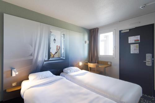 4 twin beds