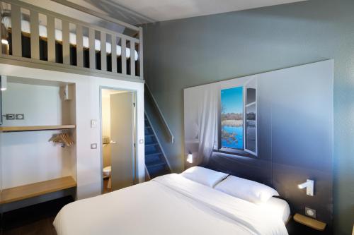 1 queen bed, 2 twin beds