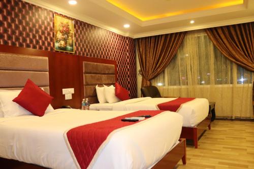 Deluxe Double or Twin Room image 9