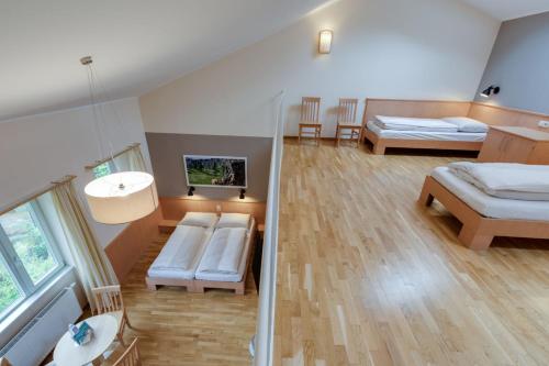 2 queen beds, 1 twin bed