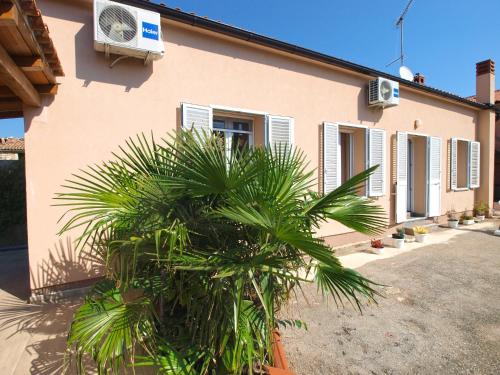  Apartments Davorka 1758, Pension in Valtura