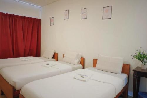 3 twin beds