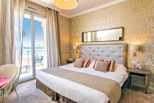 Hôtel Le Royal Promenade des Anglais Room Type - Double Room with Terrace and Sea View Hôtel Le Royal Promenade des Anglais Room Type - Double Room with Terrace and Sea View