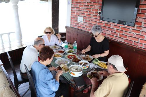 Friends Cruise, Nightstay Houseboat-VACCINATED STAFF