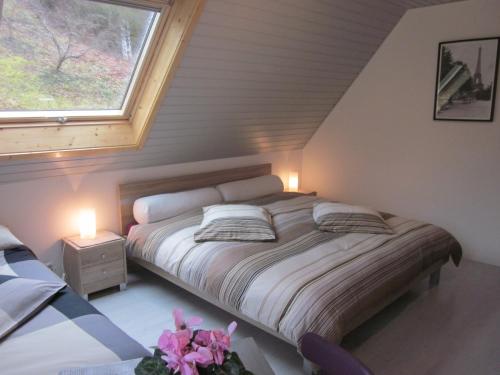 1 king bed, 1 twin bed
