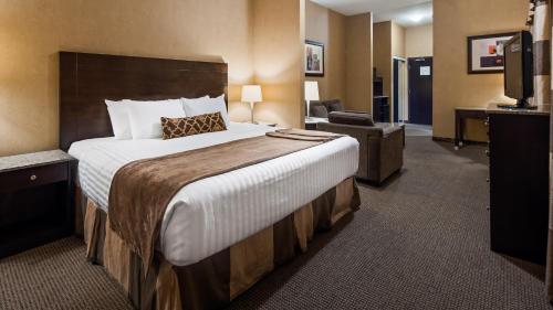 Executive King Suite with Sofa Bed image 4