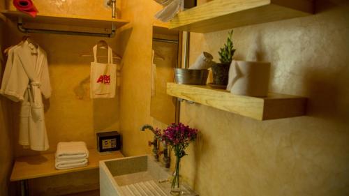 Agrado Guest House Located in Oaxaca City Center, Agrado Guest House is a perfect starting point from which to explore Oaxaca. Both business travelers and tourists can enjoy the propertys facilities and services. Servi