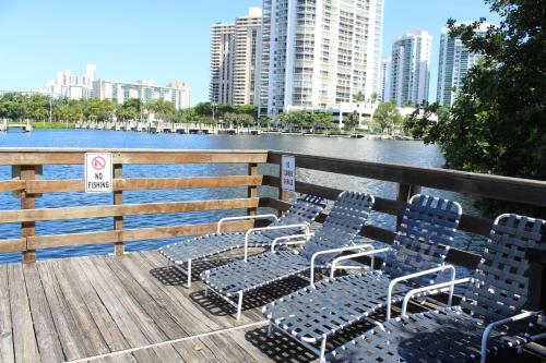 Yacht Club at Aventura 2 Bed 2 bath Luxurius Cozy Brand New