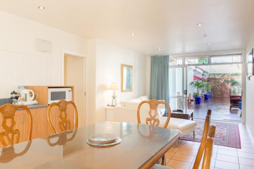 Commodores Lodge in Russell