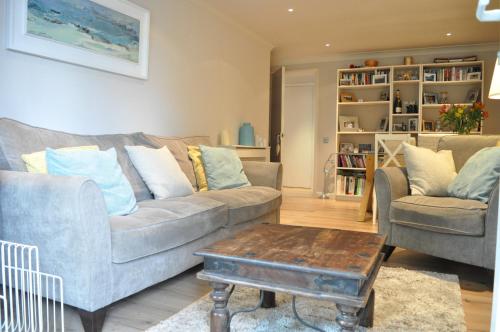 Bright 2 Bedroom Apartment With Balcony, Parsons Green, London