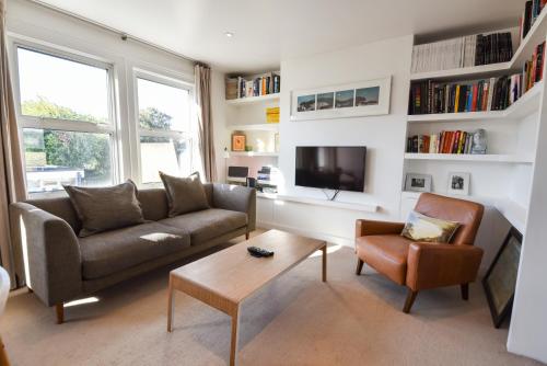 2 Bedroom Apartment In Vauxhall, , London