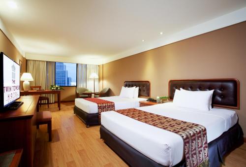 1 queen bed, 2 twin beds