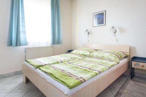 1 queen bed, 1 sofa bed
