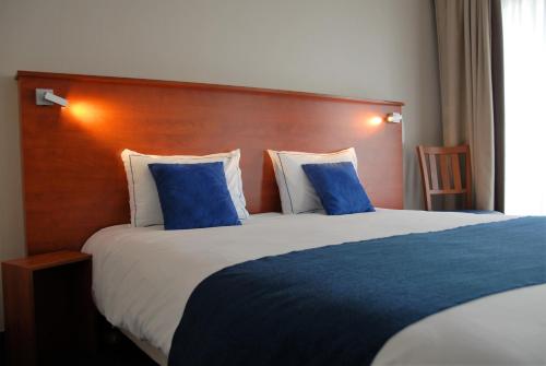 2 twin beds