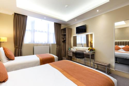 1 double bed, 1 twin bed