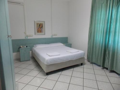1 queen bed, 1 twin bed