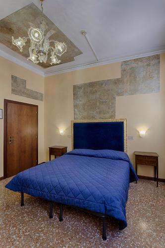 Double Room image 10