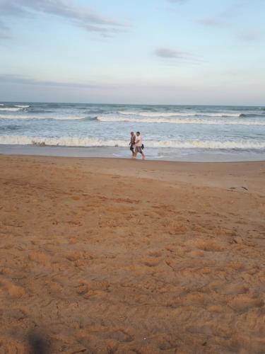 Casa em Unamar,Cabo Frio,à 200m da praia,em condomínio com segurança 24 hs