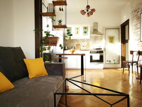 Sunny Downtown Apartment for 4, Sofia (photo 11)