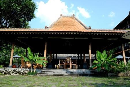 Omah Sinten Heritage Hotel near Agung Surakarta Mosque