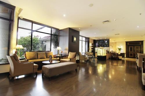 Shared lounge/TV area, Hotel Santika Premiere Jogja near Yogyakarta Monument