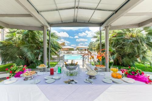 Swimming pool, Ardeatina Park Hotel in Castel di Leva