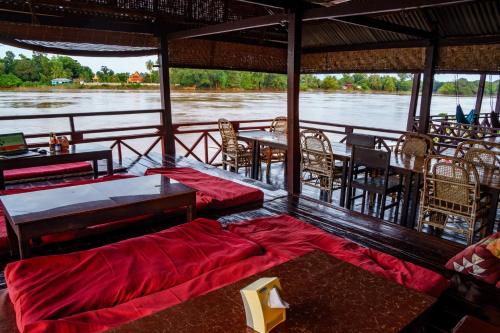 Bar/lounge, Mr Tho's Bungalow in Muang Khong