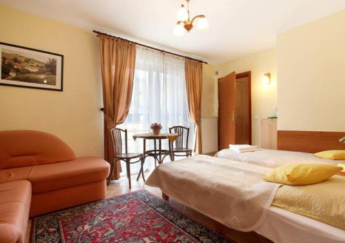 2 twin beds, 1 sofa bed