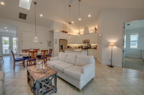 Walking Distance from the Beach Heated pool and Spa - Villa Blue Heron I - Fort Myers Beach - image 2