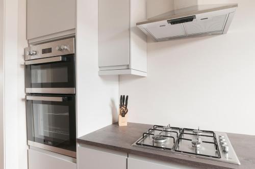кухня, Dalkeith Three Bed Two Bath Apartment in Делкейт