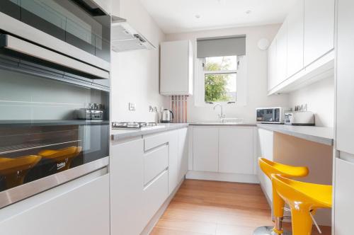 кухня, Dalkeith Three Bed Two Bath Apartment in Делкейт