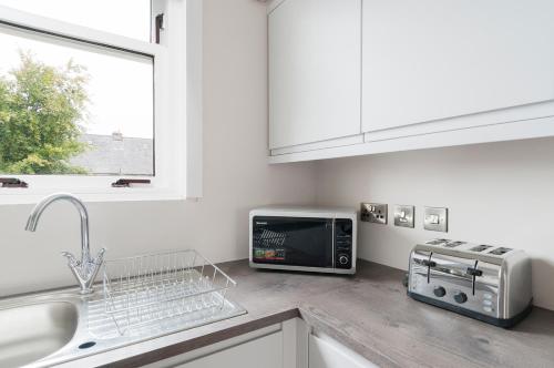 кухня, Dalkeith Three Bed Two Bath Apartment in Делкейт