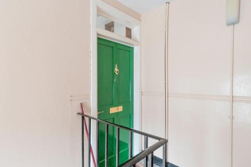 Вхід, Dalkeith Three Bed Two Bath Apartment in Делкейт