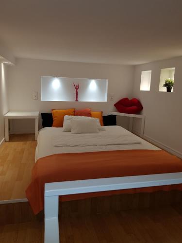 Studio - Split Level image 3