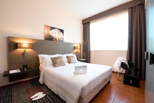 Hotel Da Porto The 4-star Hotel Da Porto offers comfort and convenience whether youre on business or holiday in Vicenza. The hotel offers a wide range of amenities and perks to ensure you have a great time. Free Wi