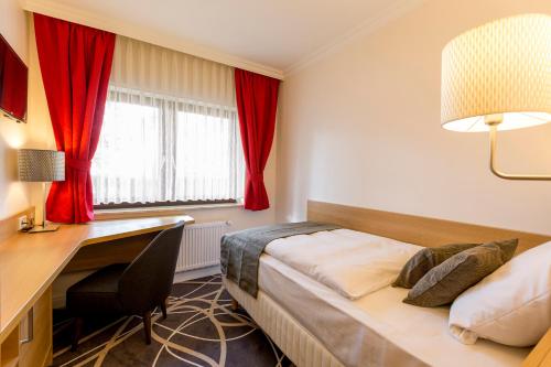 Hotel Lang 9.6km von Martinskirche Buchenau entfernt