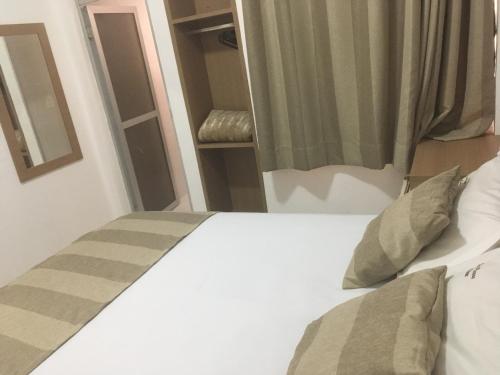 Standard Double Room image 4