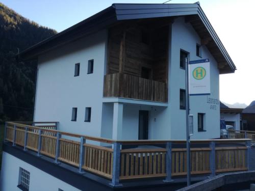 Inngang, Leonards Aparts in Kappl