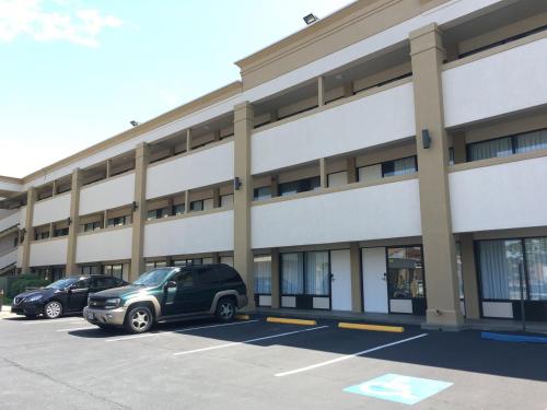Super 8 by Wyndham Alexandria/Washington D.C. Area - image 7