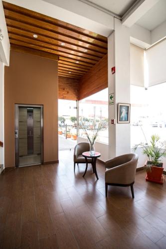 Фойє, El Puerto Hotel in Пакасмайо