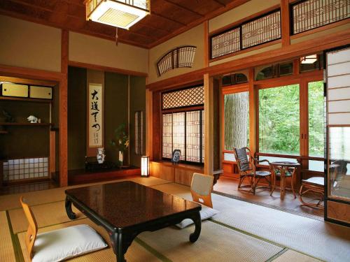 Shokinkan Ideally located in the Yasugi area, Shokinkan promises a relaxing and wonderful visit. The property has everything you need for a comfortable stay. All the necessary facilities, including Wi-Fi in pub