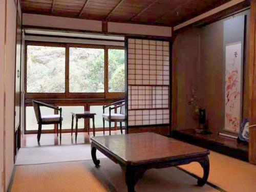 Shokinkan Ideally located in the Yasugi area, Shokinkan promises a relaxing and wonderful visit. The property has everything you need for a comfortable stay. All the necessary facilities, including Wi-Fi in pub