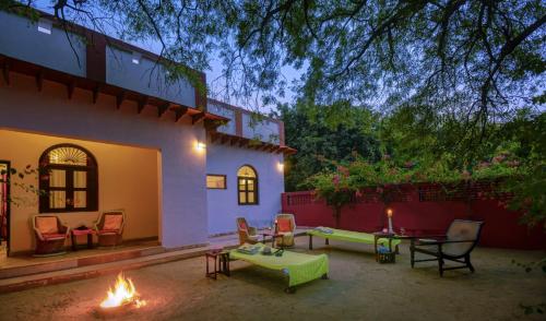 شرفة/ تراس, Mela Kothi - The Chambal Safari Lodge in Central