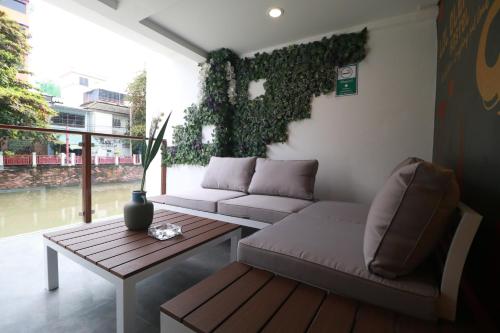The LOL Elephant Hostel 4