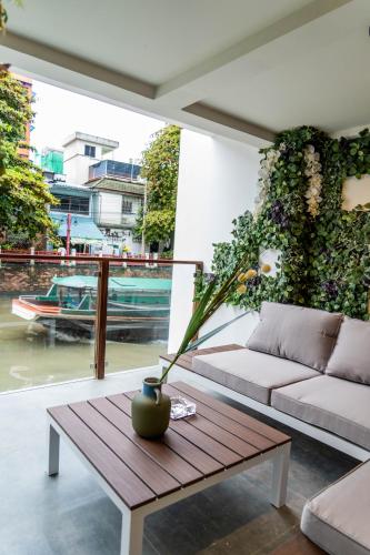 The LOL Elephant Hostel – Bangkok, NY