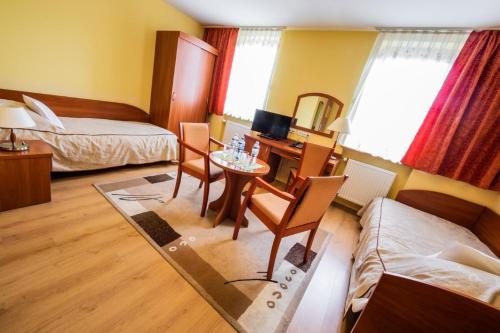 Hotel Wald – Warsaw, FL