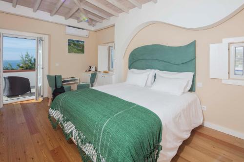 Chalet O Amorzinho Sintra Praia Chalet O Amorzinho Sintra Praia is perfectly located for both business and leisure guests in Sintra. The property features a wide range of facilities to make your stay a pleasant experience. To be fou